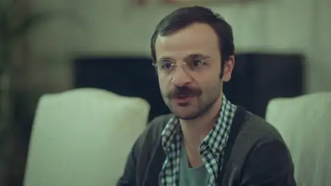 Osman revela a su familia la identidad de la mujer que le ha robado el corazón Osman revela a su familia la identidad de la mujer que le ha robado el corazón