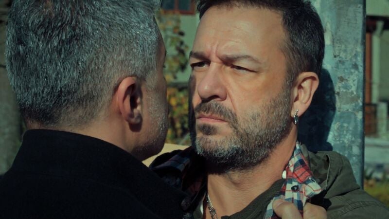 Faruk pierde los papeles cuando ve a Can salir de la escuela donde está Süreyya