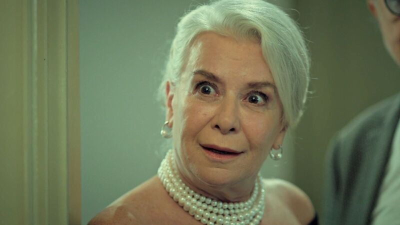 Süreyya pilla a la madre de Faruk en actitud comprometida con otro hombre