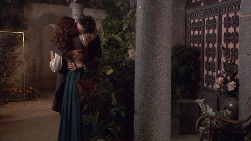 Tristán y Pepa dan rienda suelta a su pasión y Francisca está a punto de descubrirlos