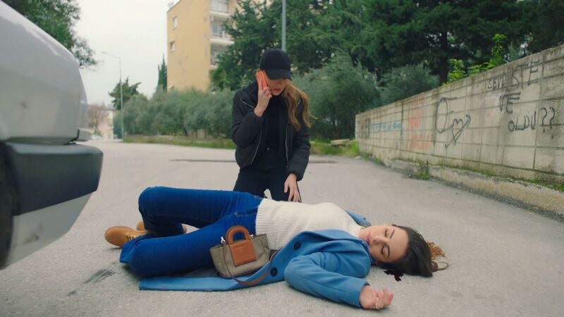 La hija de Feraye intenta ayudar a su madre y se mete en un lío mucho mayor tras atropellar a Ayse