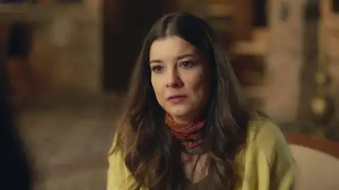 Azade comunica a la madre de Yaman la trágica muerte de su hijo Azade comunica a la madre de Yaman la trágica muerte de su hijo