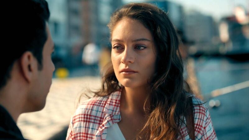 Çilem está más preocupada por sus problemas que por la llamada de Azra