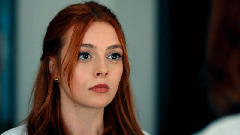 Deren se entera por sorpresa de que sus padres la adoptaron cuando era pequeña