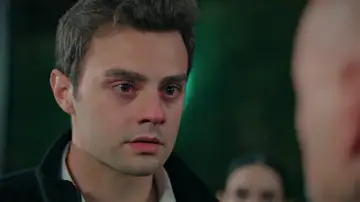 Ömer reniega de Ahmet tras descubrir la verdad: "Este hombre no es mi padre" Ömer reniega de Ahmet tras descubrir la verdad: "Este hombre no es mi padre"