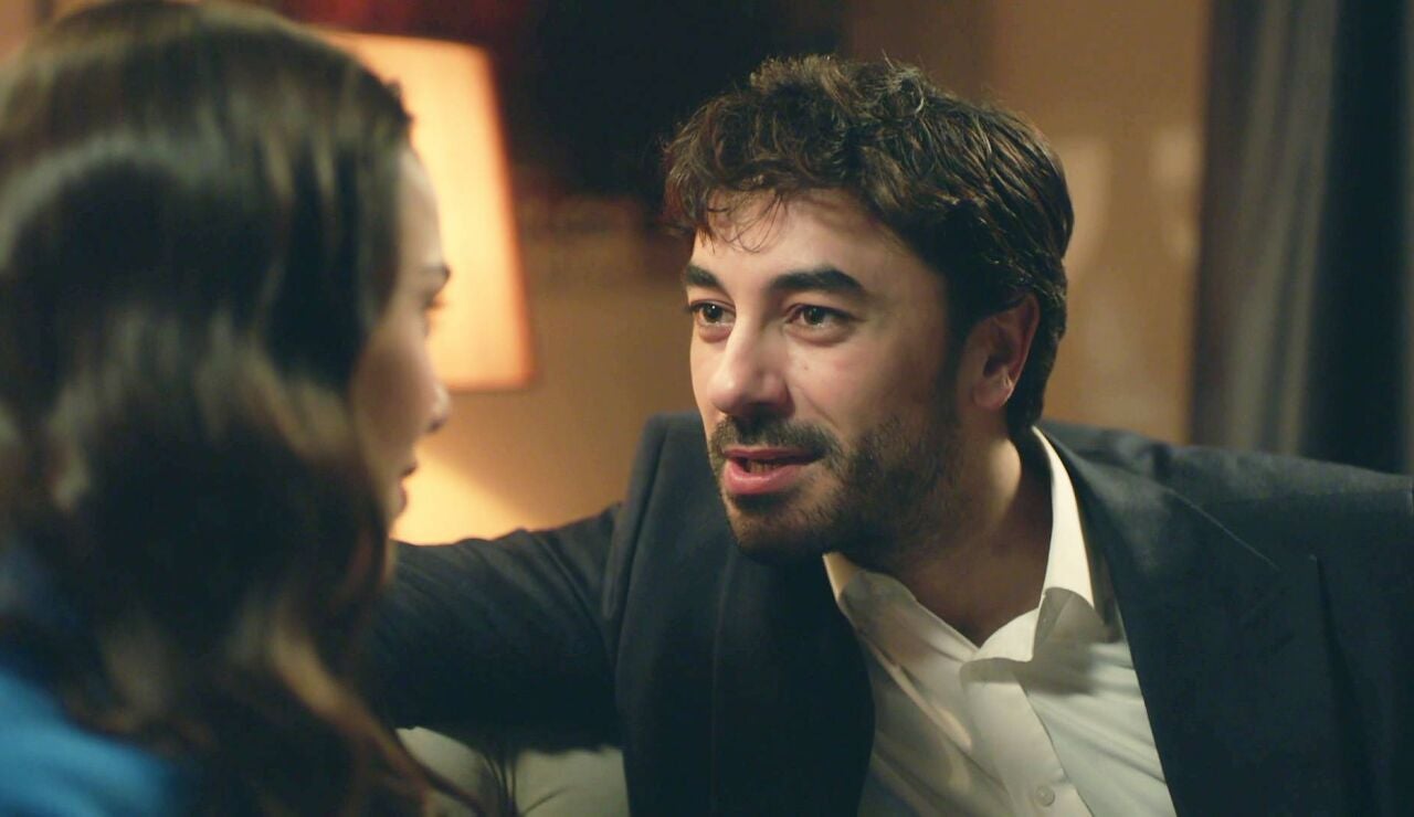 &iexcl;Menuda sorpresa!: Ferit prepara una cena rom&aacute;ntica a Ayse con una declaraci&oacute;n de amor incluida 