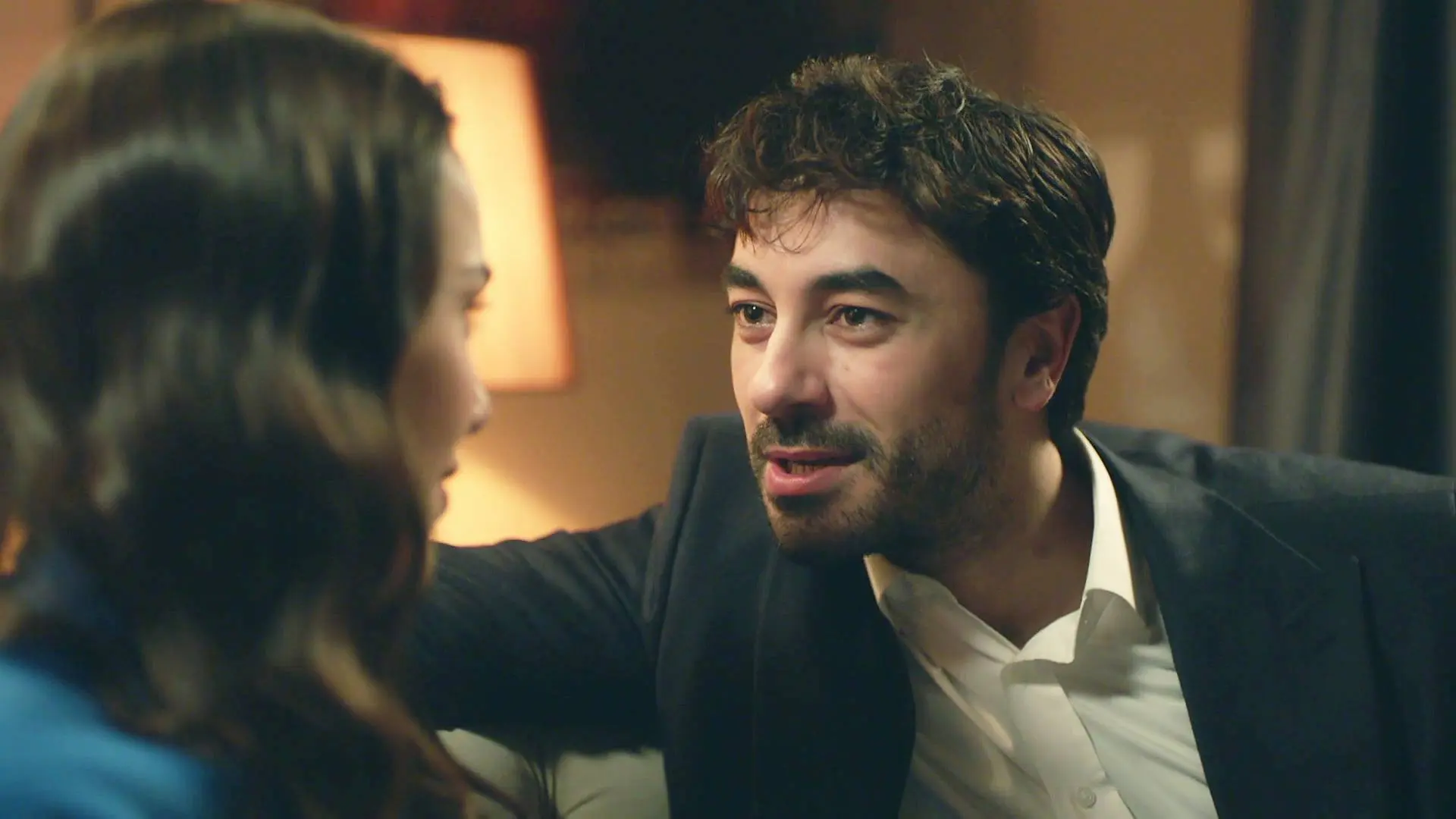 ¡Menuda sorpresa!: Ferit prepara una cena romántica a Ayse con una declaración de amor incluida ¡Menuda sorpresa!: Ferit prepara una cena romántica a Ayse con una declaración de amor incluida
