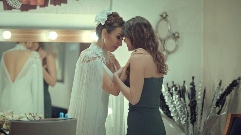 El regalo más personal de Süreyya a su tía Senem en el día de su boda