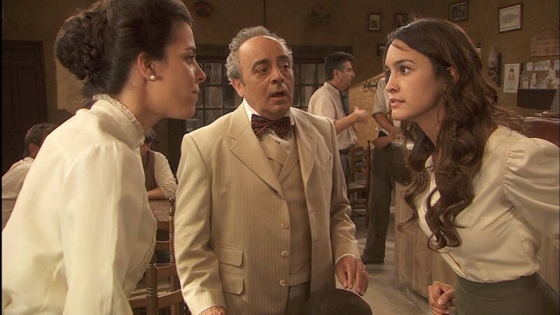 La doctora Gregoria y Pepa tienen un agrio enfrentamiento en la taberna delante de todo el pueblo