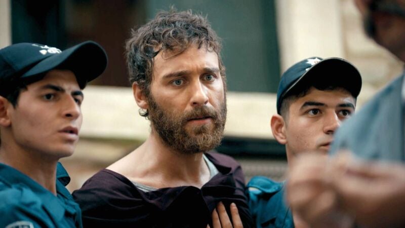 La policía se lleva detenido a Sinan tras encontrar pruebas que le involucran en la desaparición de Tekin