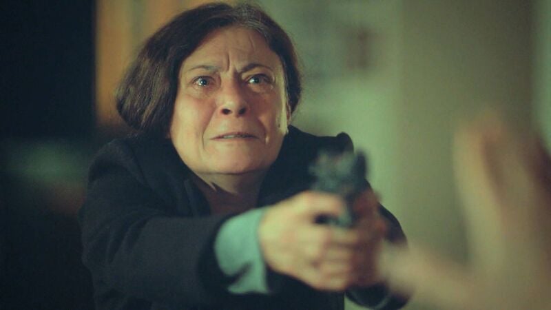 La madre de Adem entra armada en el despacho de Faruk para ajustar cuentas con los Boran