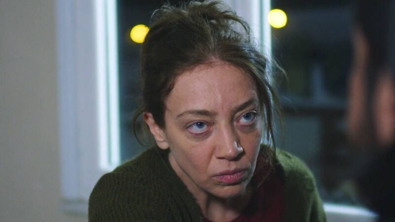 Besime apuñala a su marido cuando este le pregunta por qué ha dejado marchar a Melissa