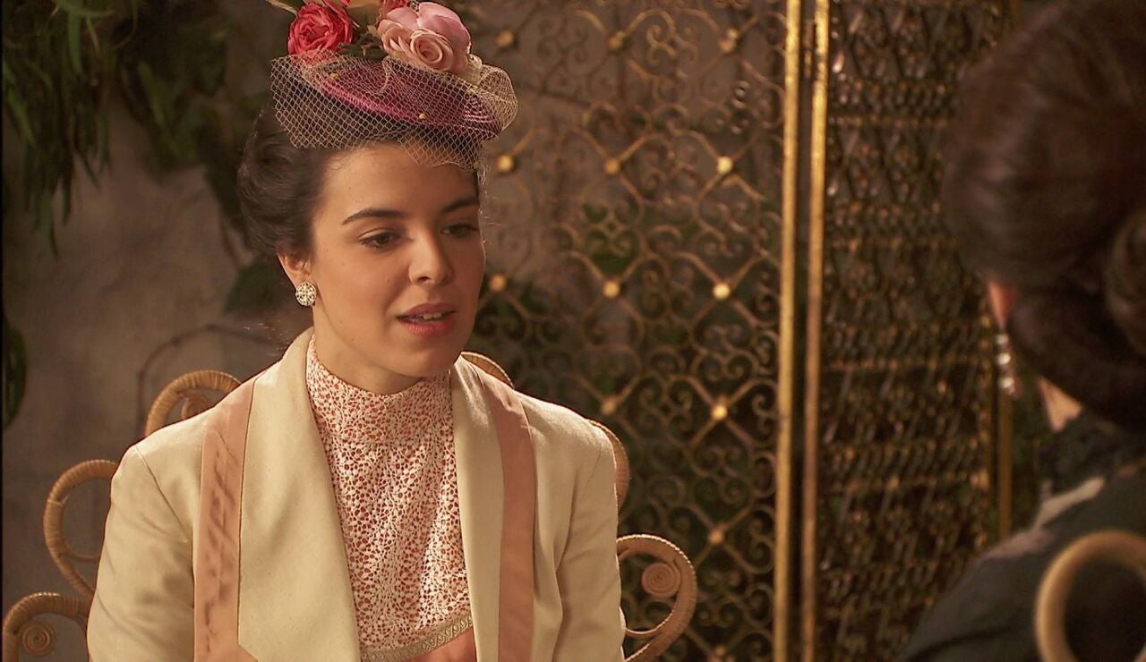 Gregoria comunica a Francisca que su estado de salud se agrava 