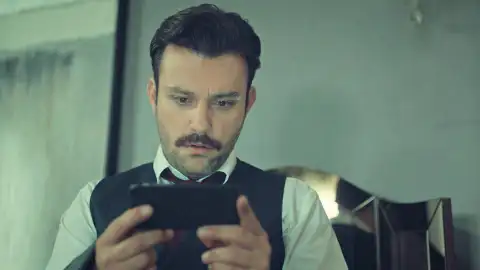 Ipek le pide una segunda oportunidad a Fikret. Le asegura que es el amor de su vida y, para que el hijo de Esma, vea su buena fe, le muestra un vídeo comprometido de Faruk en el que traza un plan con Halim para destruir a Adem. En dicho vídeo, Halim amenaza a Faruk con acabar con él y todos los Boran sino le ayuda a aplastar al marido de Dilara. Ipek intenta convencer a su esposo de que al marido de Süreyya no le importa ensuciarse las manos por la empresa familiar aunque eso implique llevarse por delante a Adem. Fikret se queda sin palabras al creer que Faruk había enterrado el hacha de guerra con su hermanastro para siempre. Ipek le pide una segunda oportunidad a Fikret. Le asegura que es el amor de su vida y, para que el hijo de Esma, vea su buena fe, le muestra un vídeo comprometido de Faruk en el que traza un plan con Halim para destruir a Adem. En dicho vídeo, Halim amenaza a Faruk con acabar con él y todos los Boran sino le ayuda a aplastar al marido de Dilara. Ipek intenta convencer a su esposo de que al marido de Süreyya no le importa ensuciarse las manos por la empresa familiar aunque eso implique lle...