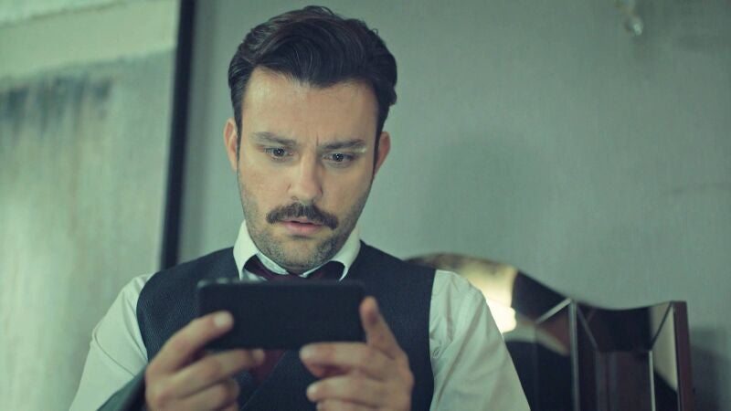 Fikret se queda atónito al descubrir un vídeo de Faruk conspirando para acabar con Adem 