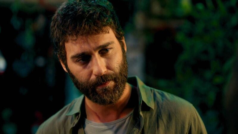 Sinan sospecha sobre lo sucedido con su padre y pone en aprietos a Ipek