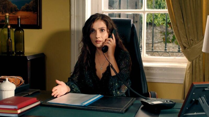 Ipek descubre asustada los graves problemas económicos por los que pasa la fábrica pero desconoce quién está detrás de ellos