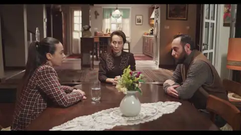 Metin se entristece al saber que Sermin está buscando un hogar para Melissa Metin se entristece al saber que Sermin está buscando un hogar para Melissa