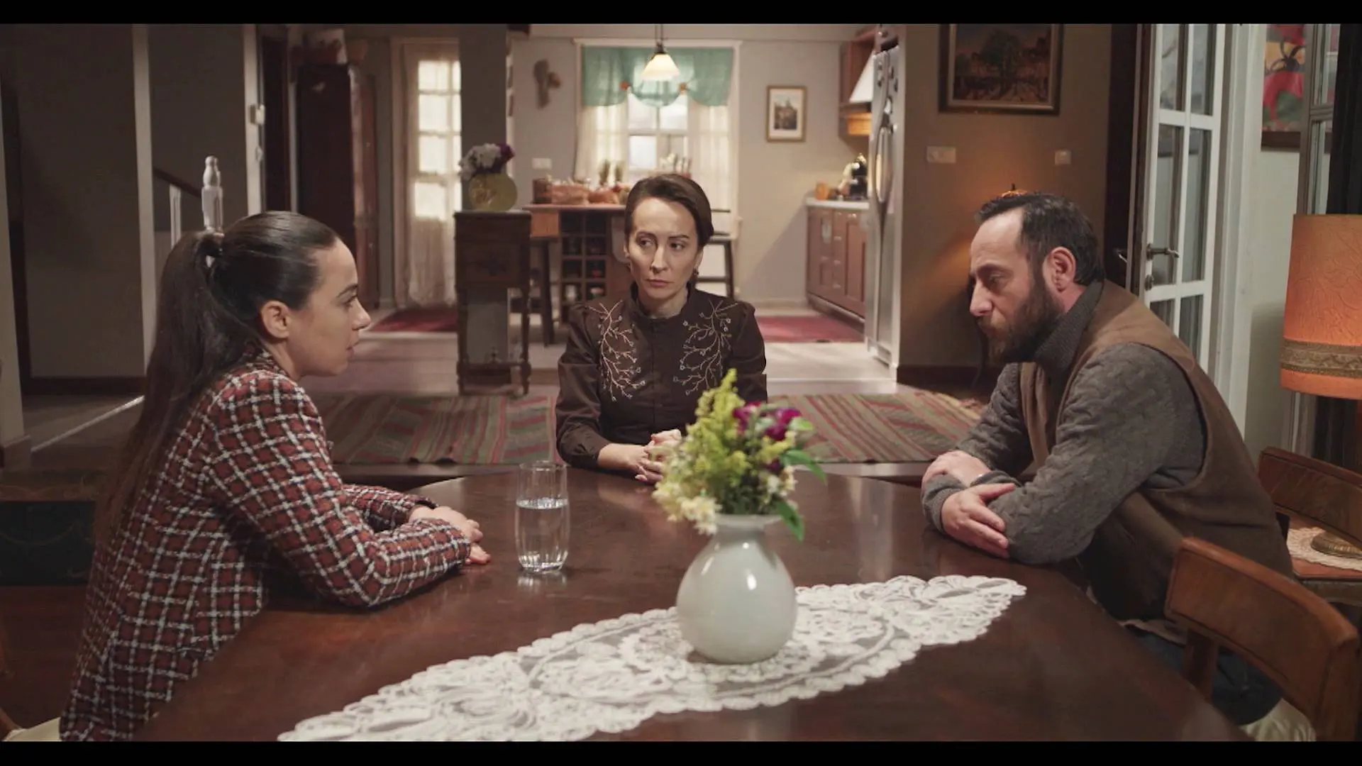 Metin se entristece al saber que Sermin está buscando un hogar para Melissa Metin se entristece al saber que Sermin está buscando un hogar para Melissa