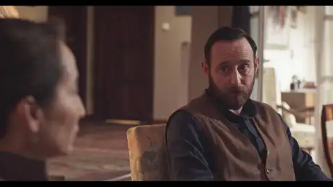 Metin pide a Mahinur que sea más amable con Melissa Metin pide a Mahinur que sea más amable con Melissa