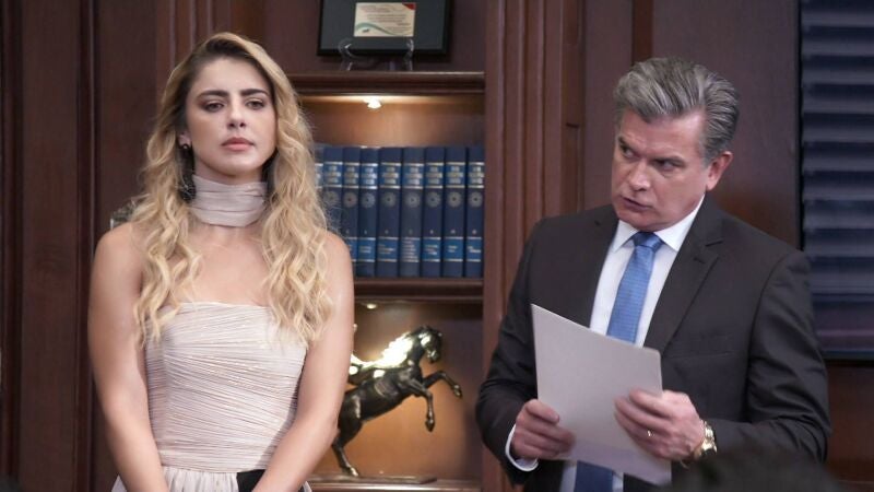 La repentina aparición de Sara durante la lectura del testamento de Don Severiano causa indignación entre sus hermanos