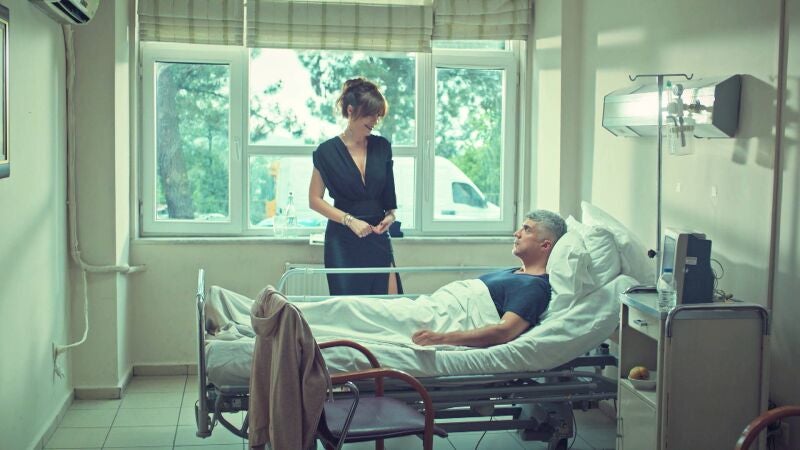 Faruk continúa hospitalizado y recibe la visita inesperada de una antigua amante 