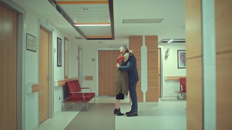 Faruk y Süreyya se reconcilian tras el nacimiento del hijo de Senem