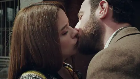 ¡Momento mágico! Metin y Öykü se dan su primer beso ¡Momento mágico! Metin y Öykü se dan su primer beso