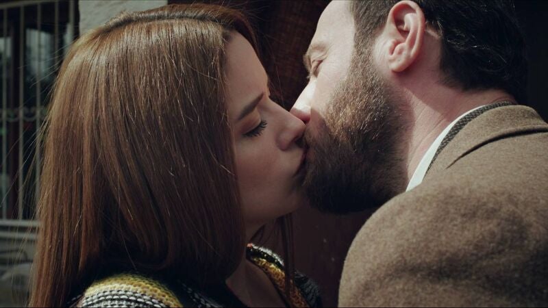 ¡Momento mágico! Metin y Öykü se dan su primer beso 