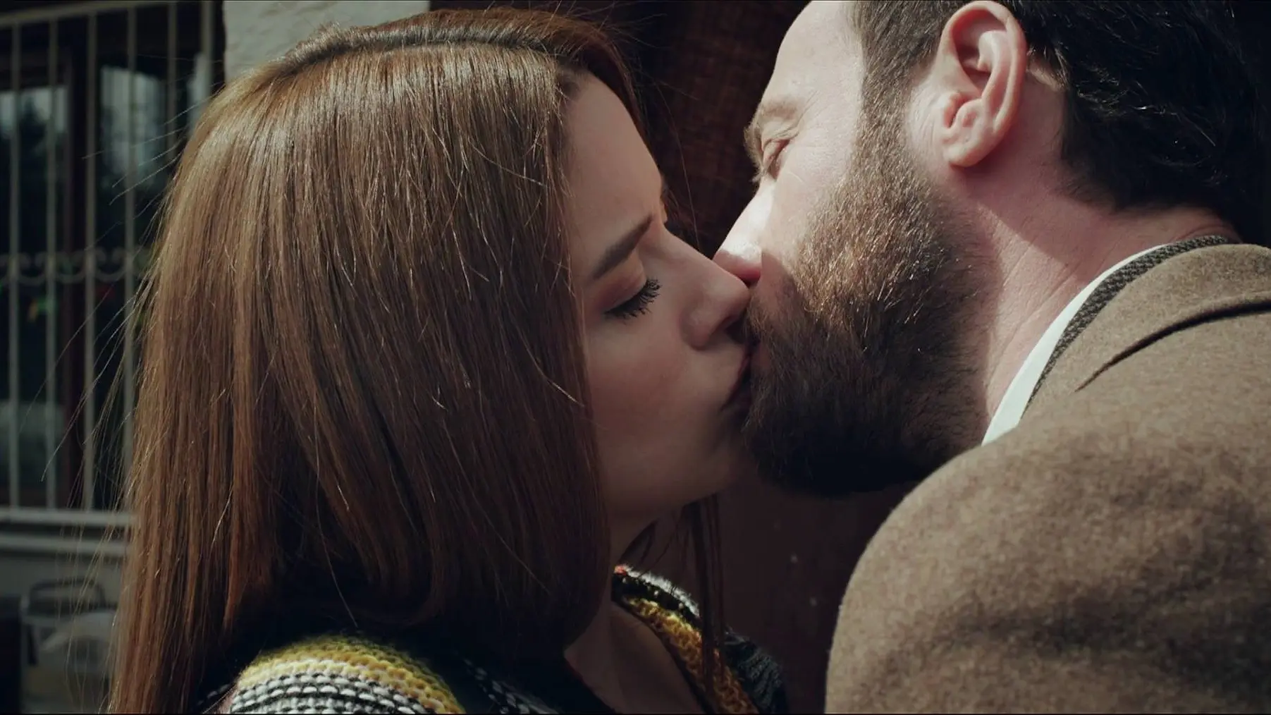 ¡Momento mágico! Metin y Öykü se dan su primer beso ¡Momento mágico! Metin y Öykü se dan su primer beso
