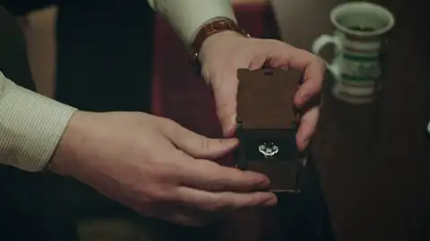 Metin saca su lado más romántico y le pide matrimonio a Öykü Metin saca su lado más romántico y le pide matrimonio a Öykü