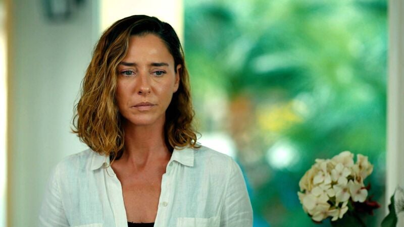 Cahide le cuenta a sus hijas lo que ocurrió con su padre ante el asombro de Cemal