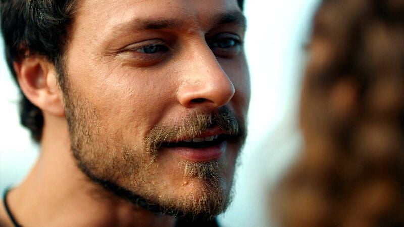 Mahir está enamorado de Azra y no duda en confesárselo