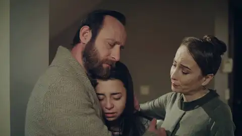 Mahinur, Metin y Melissa reciben una devastadora noticia que les llena de tristeza Mahinur, Metin y Melissa reciben una devastadora noticia que les llena de tristeza