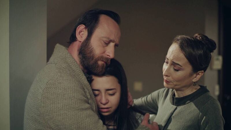 Mahinur, Metin y Melissa reciben una devastadora noticia que les llena de tristeza