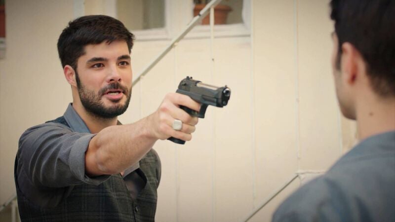 Ökkes pierde el control al encontrar a su hermana Nefise y Müslüm