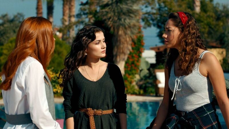 Azra vuelve a la casa de Ipek y Deren para despedirse, pero se encuentra con una agradable sorpresa