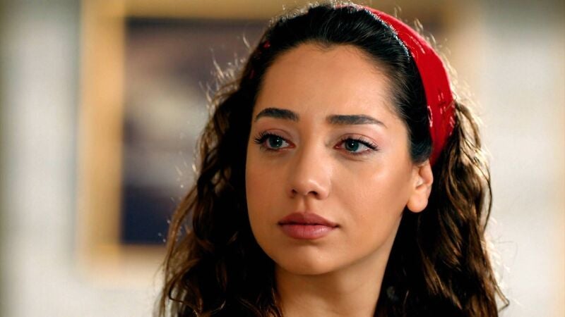 Azra confiesa a Ipek y a Deren su verdadera identidad y desvela quién es su verdadera hermana