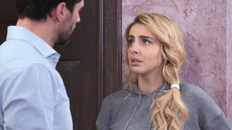 La relación entre Sara y Juan del Monte se resiente debido a sus diferencias profesionales