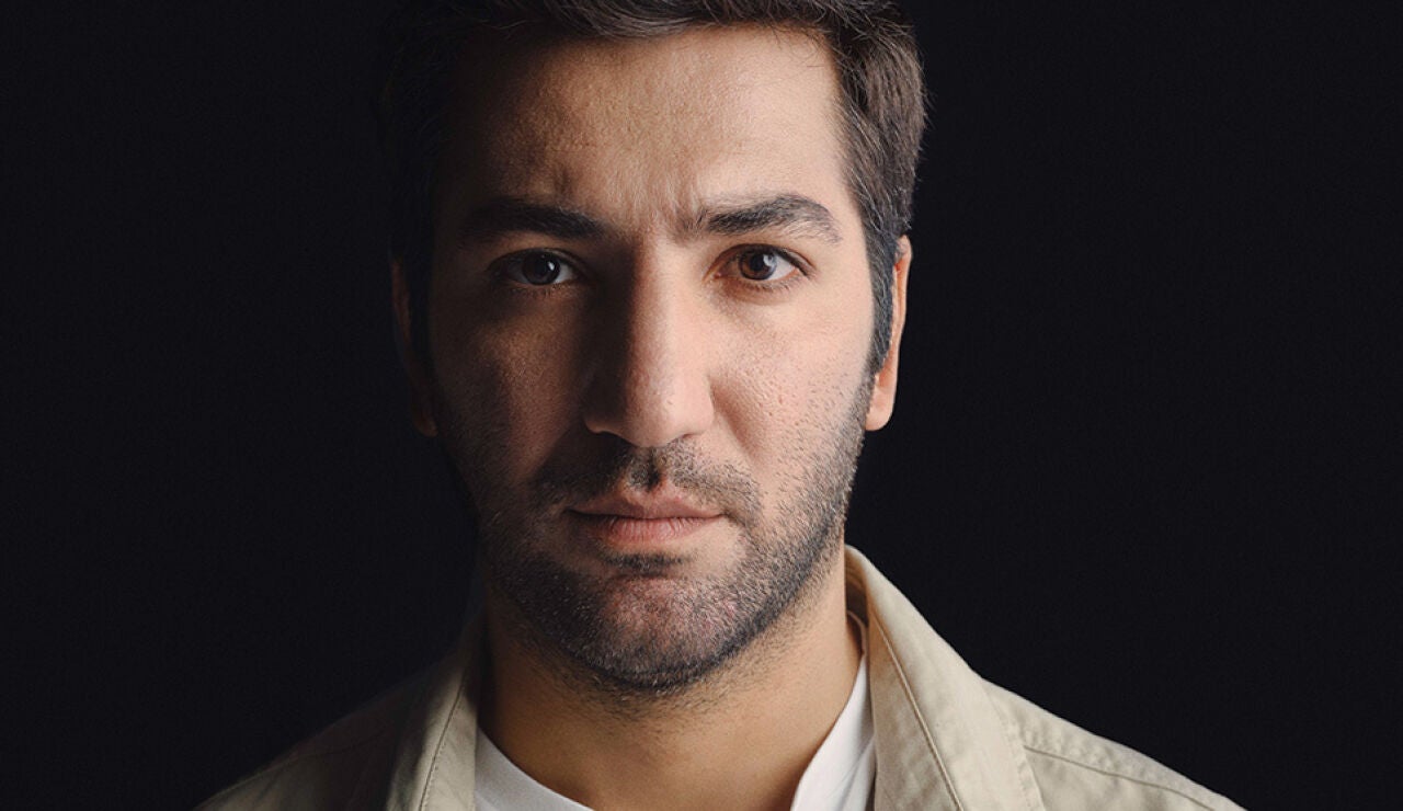 Ozan, el periodista que decide ayudar a Cemre a hacer p&uacute;blica su tr&aacute;gica realidad