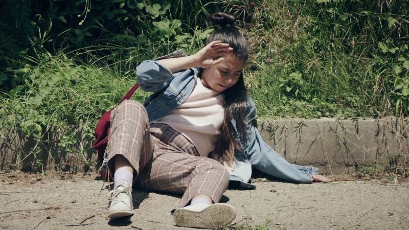 Melissa, a punto de ser atropellada por el hombre misterioso que conoció en el bosque 