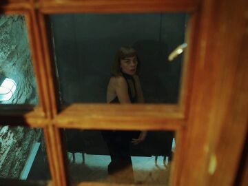 Cemre huye de la gala benéfica para escapar con su hija de su malvado marido 