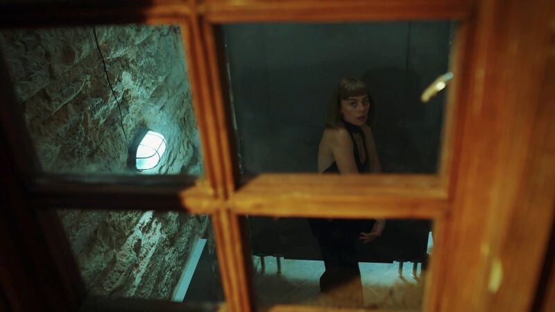 Cemre se escapa de la fiesta para huir con su hija de su malvado marido 