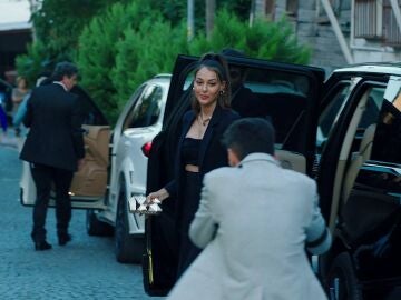 Rüya celebra una gala benéfica a la que acuden personas influyentes del país 