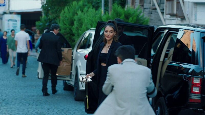 Rüya celebra una gala benéfica a la que acuden personas influyentes de todo el país 