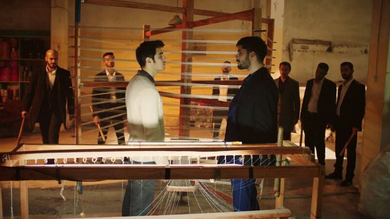 Ökkes desata su furia contra Müslüm destrozando el telar de Bedir