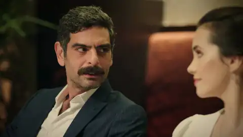 Kenan no puede evitar sentirse atraído por Zülüf... ¡Saltan chispas entre ellos! Kenan no puede evitar sentirse atraído por Zülüf... ¡Saltan chispas entre ellos!