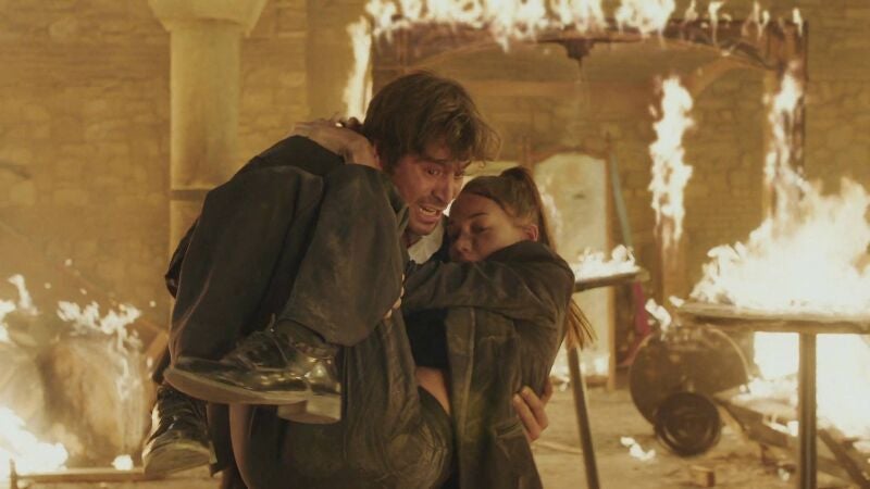 Rüya sobrevive al incendio gracias a Ömer