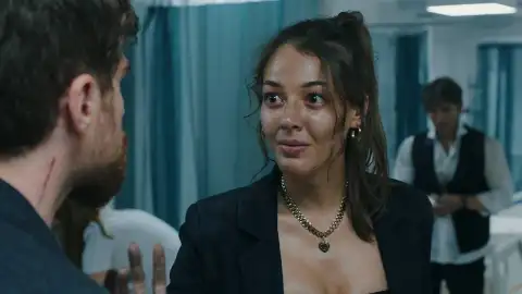 Rüya se enfrenta a Iskender por abandonarla en medio de las llamas Rüya se enfrenta a Iskender por abandonarla en medio de las llamas