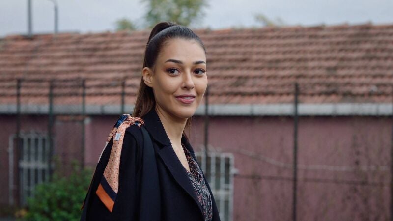 Ömer empieza a sentir algo por Rüya después de confesarle el secreto de que Cemre está viva